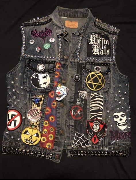 Denim Battle Vest, Horror Battle Jacket, Battle Jacket Inspiration, Punk Denim Jacket Diy, Punk Jacket Ideas, Punk Diy Ideas, Battle Vest Ideas, Goth Battle Jacket, Battle Jacket Metal