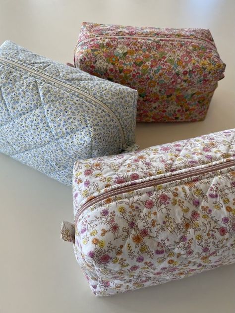 Diy Trousse, Quilted Makeup Bag, Floral Makeup Bag, Floral Makeup, Cute Makeup Bags, Bags Aesthetic, Birthday Wishlist, Makeup Bags, Makeup Bags Travel