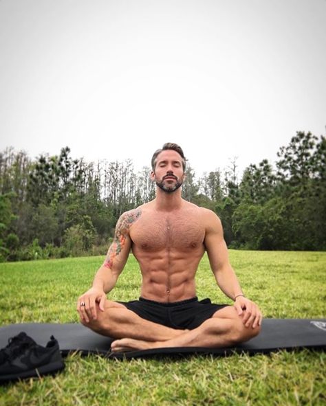 Yoga Mens Fitness Motivation, Yoga Poses For Men, Yoga Men, Meditation Poses, Healthy Man, Yoga Kurse, Martial Arts Training, Male Fitness Models, Fitness Photography