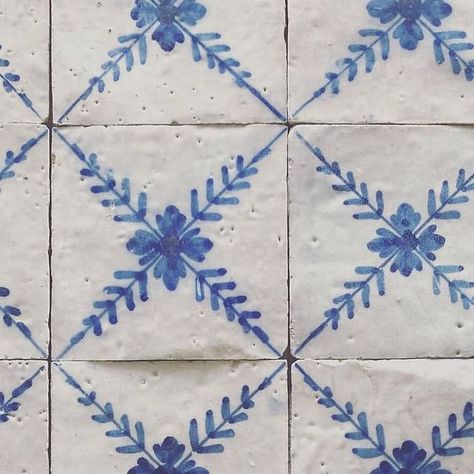 Azulejos Portuguese - Portuguese tiles - Portugal into pics - Wine branding Portuguese Tiled Bathrooms, Kitchen With Portuguese Tiles, Portuguese Bar, Portuguese Tiles Bathroom, Portuguese Tiles Kitchen, Portugal Tiles, Notion Images, Tea Cup Drawing, Cup Drawing