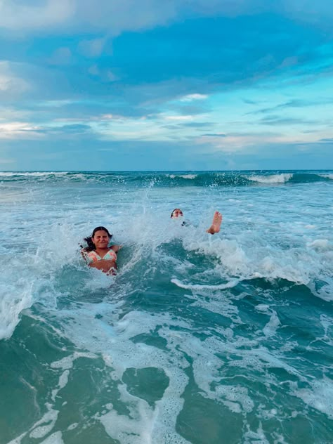 Beach Pictures With Friends, Best Beach Poses, Beach Pictures Ideas, Poses For Friends, The Beach With Friends, Florida Ocean, Poses With Friends, Beach With Friends, Sunset Beach Pictures