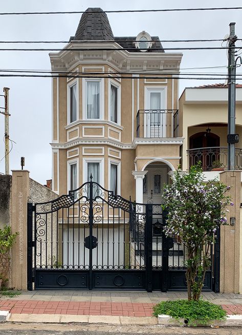 A casa vitoriana da Rua Nagib Izar – São Paulo Antiga New Classical Architecture, Shop Architects, Zaha Hadid Architects, Casa Exterior, Modern Architecture House, Chinese Architecture, Belem, Classical Architecture, Architecture Office