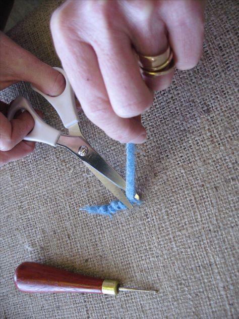 Rug Hooking Tools, How To Rug Hook Tutorials, Rug Making Kits, Hooked Rugs Patterns, Primitive Hooked Rugs, Rug Hooking Patterns Free, Rug Hooking Tutorial, Wool Hooking, Modern Rug Hooking