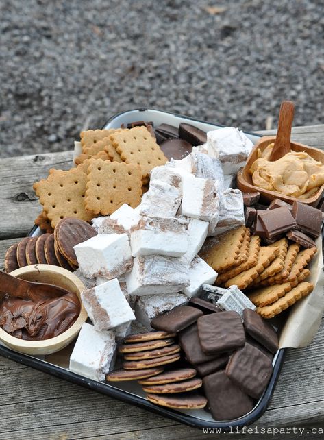 Charcuterie Board Dessert, Halloween Themed Appetizers, Chocolate Covered Graham Crackers, Halloween Charcuterie Board, Halloween Charcuterie, Life Is A Party, Dessert Board, Food Boards, Homemade Graham Crackers