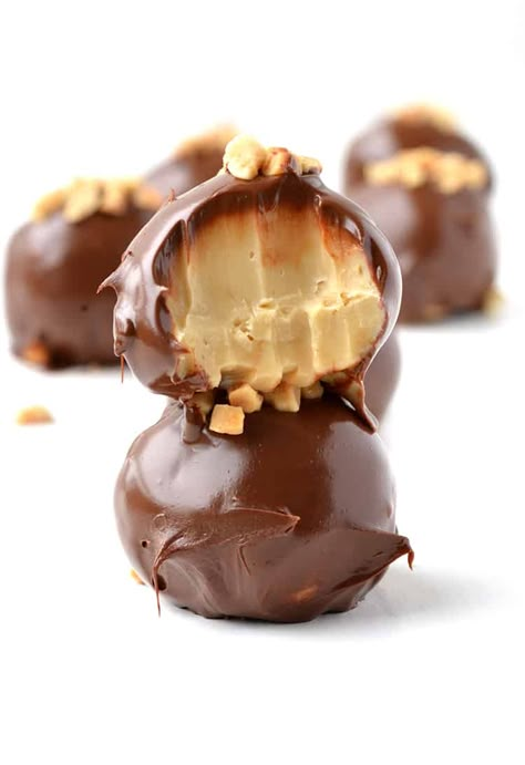 Easy Salted Caramel Fudge Truffles - Sweetest Menu Fudge Truffles, Chocolate Caramel Fudge, Easy Salted Caramel, Caramel Truffles, Truffle Recipes, Caramel Truffle, Salted Caramel Fudge, Caramel Fudge, Candy Truffles