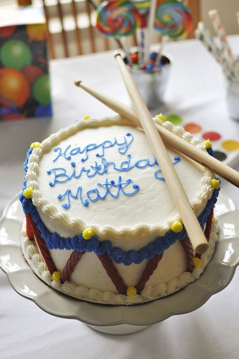 Music-Themed Kid's Birthday Party - Drum Cake Drum Birthday Party, Drum Party, Drum Birthday, Musical Birthday Party, Cake Music, Music Birthday Party, Music Theme Birthday, Rockstar Birthday, Rock Star Birthday