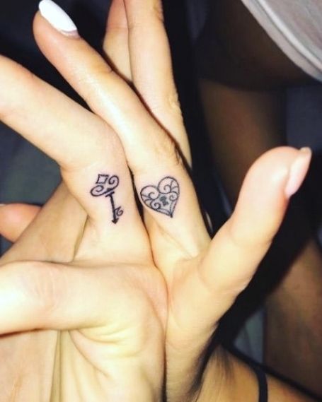 Infinity Tattoos For Couples, Key Tattoo Designs, Lock Tattoo, Infinity Couple Tattoos, Heart Tattoo On Finger, Finger Tattoos For Couples, Tattoos For Couples, Chris Garver, Simple Tattoos For Women