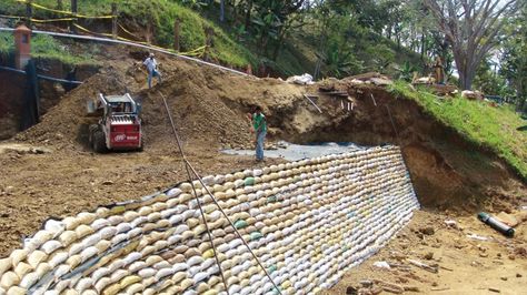 "green" earth bag retaining wall... can grow plants from them. Concrete Bags, Dry Stack Stone, Retaining Wall Design, Earth Bag Homes, Earth Bag, Rammed Earth Wall, Erosion Control, Easy Landscaping, Grow Plants