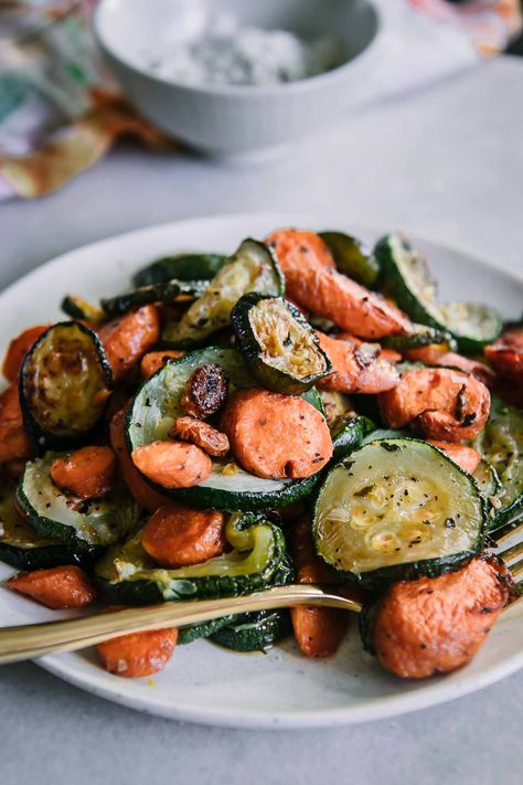 Easy Roasted Carrots, Garlic Roasted Carrots, Carrots And Zucchini, Zucchini Side Dishes, Chicken Recipes Easy Quick, Vegetable Recipe, Healthy Chicken Recipes Easy, Roasted Vegetable Recipes, Vegan Thanksgiving Recipes