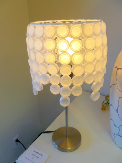 Projects Made From Junk | Elisa Leiahola's lampshade made of water bottle caps and white ribbon. Water Bottle Crafts Diy, Upcycle Junk, Soda Bottle Crafts, Beer Crafts, Diy Bottle Cap Crafts, Pet Recycling, Water Bottle Art, Water Bottle Crafts, Water Bottle Caps