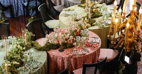 Round Wedding Tables Are Trending Again: Here's How to Arrange, Group, and Decorate Them Circular Tables Wedding Reception, Family Style Reception Tables, Circular Wedding Table, Round Reception Table, Round Tables Wedding, Round Table Wedding, Reception Table Layout, Wedding Reception Tables Layout, Family Style Weddings