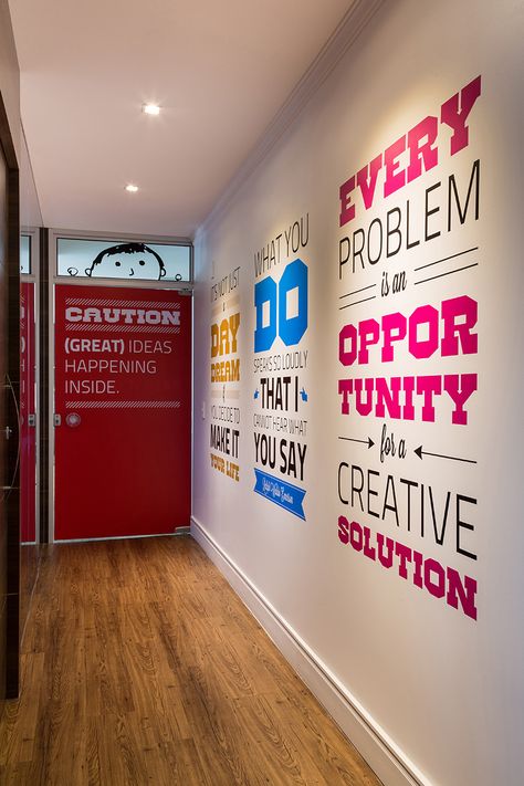 located in novo hamburgo, a city near porto alegre, henrique steyer has conceived and executed the interior design of a digital agency's headquarters. Futurist Architecture, Interior Kantor, School Bathroom, Classroom Design, School Decorations, Office Walls, Office Inspiration, Wall Graphics, Office Interior Design