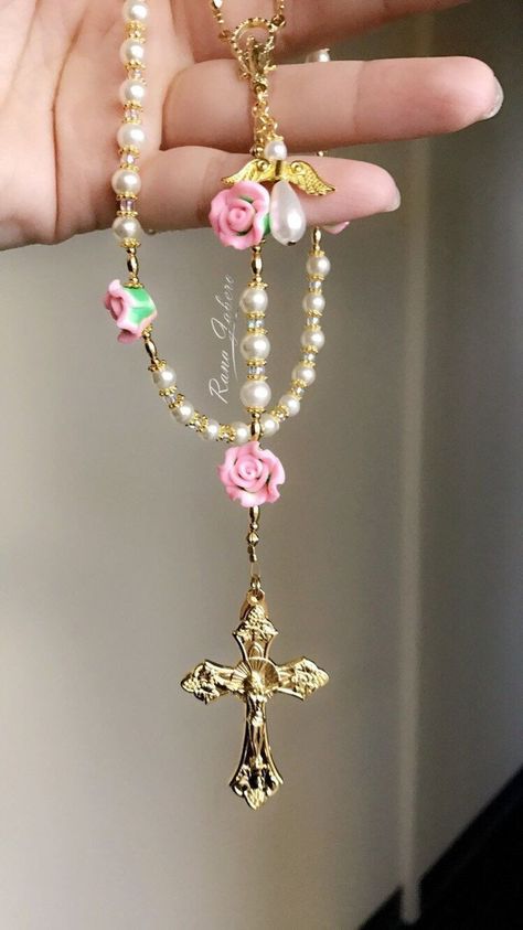 Rosary Ideas, Flower Rosary, Pearl Centerpiece, Rosary Jewelry, Pearl Rosary, Rosary Prayer, Pearls Diy, Holy Rosary, Pink Rose Flower