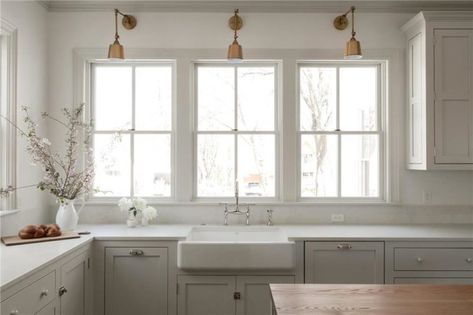 Houses Farmhouse, Four Gables, Kitchen Credenza, Windows Kitchen, Kitchen Windows, Kabinet Dapur, Farmhouse Windows, Classic Kitchen, Window Ideas