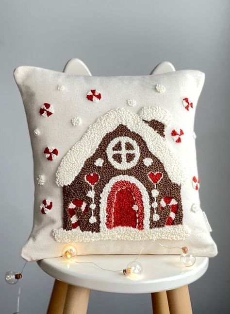 Tufted Pillow, Christmas Punch, Crochet Cushion, Mode Crochet, Punch Needle Patterns, Christmas Pillows, Crochet Cushions, Christmas Cushions, Punch Needle Embroidery