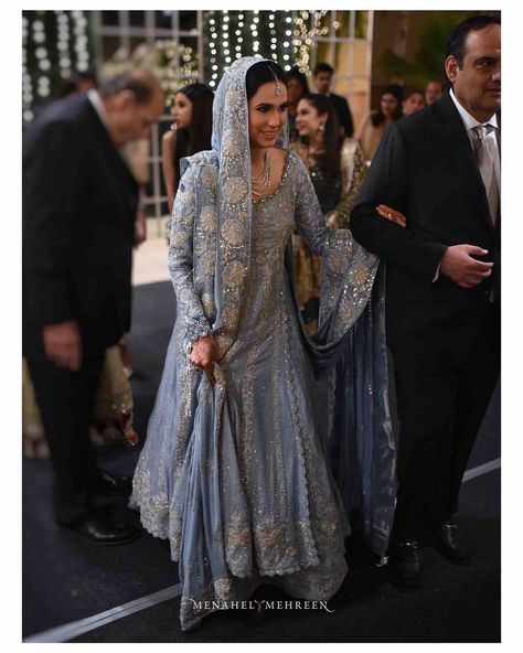 Menahel and Mehreen on Instagram: “Areesa Chinoy at her wedding reception in a handcrafted #menahelandmehreen bridal angarkha, lehnga and dupatta from the…” Menahel And Mehreen, Walima Bride, Nikkah Bride Dress, Pakistan Wedding, Desi Wedding Dresses, Asian Bridal Dresses, Bridal Dresses Pakistan, Pakistani Wedding Outfits, Traditional Indian Outfits