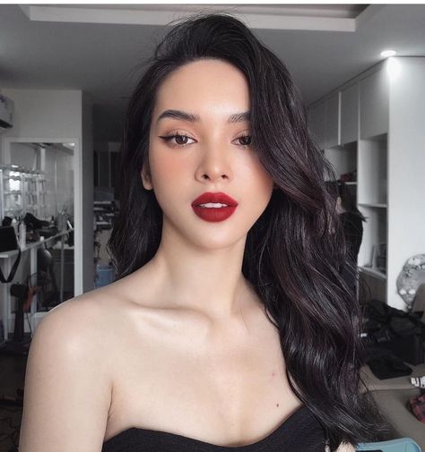 Red Lipstick Wedding Dress, Red Lip Dark Hair, Persian Makeup Natural, Red Lipstick Hairstyles, Red Lipstick Asian Makeup, Formal Makeup Looks Asian, Red Lipstick Makeup Looks Asian, Asian Makeup Red Lips, Asian Red Lip Makeup