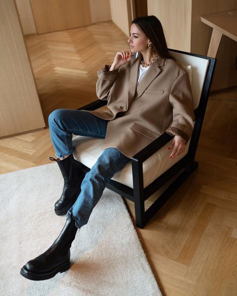 This Chic Outfit is Perfect for Everyday Bottega Veneta Boots Outfit, Lug Boots Outfit, Bottega Veneta Boots, Winter Boots Outfits, Lug Boots, Daily Fashion Inspiration, Style Inspiration Casual, Lug Sole Boots, Casual Street Style