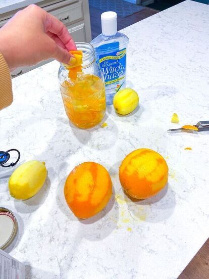 Diy Room Refresher Spray, Homemade Citrus Cleaner, Linen Refresher Spray Diy, Diy Outdoor Candle Holders, Natural Room Spray Air Freshener, Orange Peel Air Freshener, Homemade Room Spray, Diy Cleaning Spray, Air Freshener Recipes