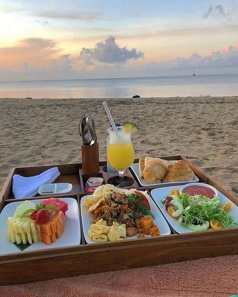 Throwback to this morning, Balinese breakfast on the beach at sunrise may never be topped.😍🥗🍹 #GLWJbali #GLWJeats #sunrisebreakfast #sunrise_pics #breakfastgoals #breakfastideas Beach Breakfast Picnic Mornings, Sunrise Breakfast Picnic, Picnic Date Ideas, Romantic Beach Picnic, Sunrise Breakfast, Breakfast Picnic, Breakfast On The Beach, Picnic Date, Perfect Picnic