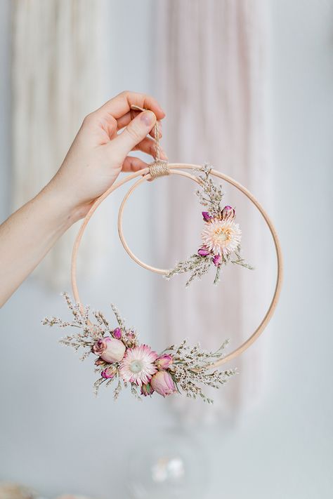 Galerie | mummyandmini.com Embroidery Hoop Crafts, Fleurs Diy, Floral Wedding Decorations, Kraf Diy, Floral Hoops, Deco Floral, Garden Cottage, Hoop Art, Diy Wreath