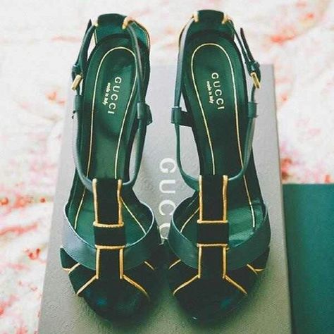 Gucci ! Vans Girl, Skirt Diy, Jewel Tone Wedding, Fabulous Shoes, Crazy Shoes, Shoe Obsession, Gigi Hadid, Gucci Shoes, Shoe Lover