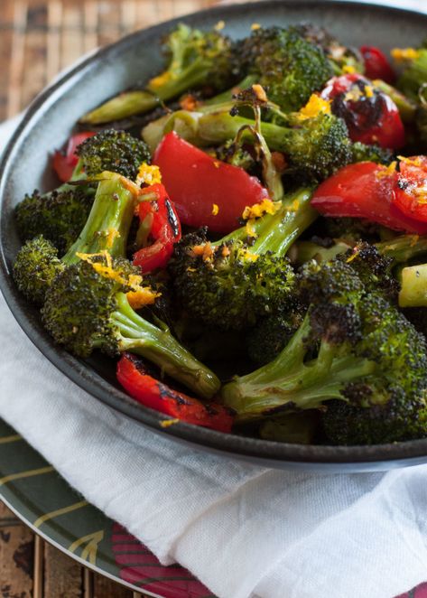 Asian Roasted Broccoli and Red Peppers | www.nutritiouseats.com Broccoli And Red Pepper Recipes, Asian Broccoli, Red Pepper Recipes, Bell Pepper Recipes, Asian Vegetables, Seasonal Fruit, Easy Dips, Vegan Eats, Roasted Broccoli