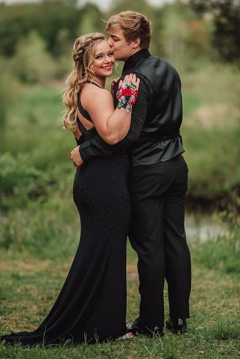 Outdoor Prom Pictures, Prom Photos Couple, Prom Picture Poses For Couples, Couples Homecoming Pictures, Prom Couple Pictures, Couple Prom Pictures, Country Prom, Couples Prom, Prom Photography Poses