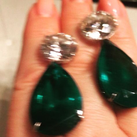 Lorraine Schwartz on Instagram: “#yummy 💎💚💎💚 #lorraineschwartz #colombianemeralds and #diamondearrings 100 carats total!” Lorraine Schwartz Earrings, Lorraine Schwartz Jewelry, Lorraine Schwartz, White Raven, Sabyasachi Lehenga, Colombian Emeralds, Emerald Jewelry, Lorraine, Photo Studio