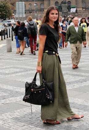 Olive green maxi skirt | elfsacks Green Maxi Skirt Outfit, Khaki Dress Outfit, Khaki Skirt Outfits, Olive Green Maxi Skirt, Turkey Outfits, Long Khaki Skirt, Maxi Skirt Outfit Summer, Green Skirt Outfits, Long Green Skirt