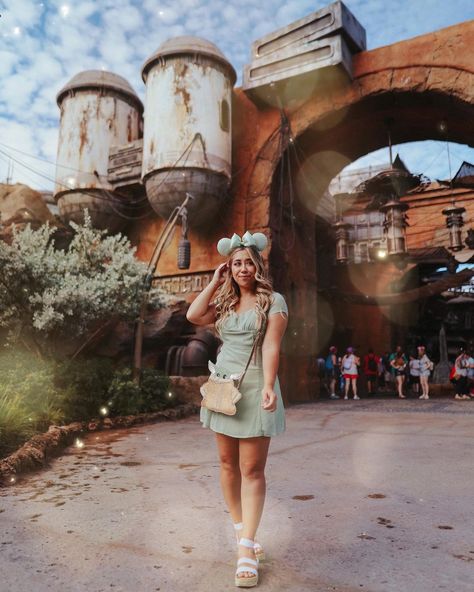 Yoda Disneybound, Batuu Outfit, Grogu Disneybound, Grogu Outfit, Galaxys Edge Outfit, Star Wars Outfit Ideas, Star Wars Outfits Inspiration, Star Wars Batuu, Star Wars Outfits Women