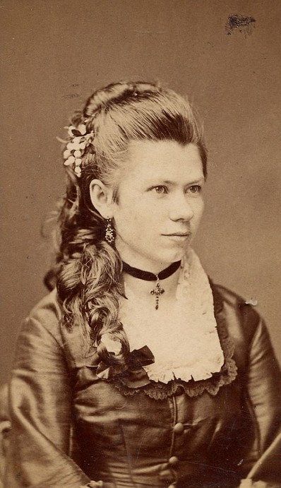 https://flic.kr/p/UH1uqN | Victorian Young Woman | Young Victorian Woman 1870s Hairstyles, 1800s Hairstyles, Era Victoria, Historical Hairstyles, 1870s Fashion, Victorian Portraits, Victorian Hairstyles, Curly Bangs, Victorian Women