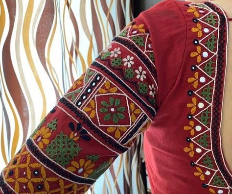 Sada Bharat Work Blouse, Sada Bharat Work, Kachhi Work Blouse, Sadu Bharat Blouse, Sadu Work Blouse, Kutch Work Designs, Simple Hand Embroidery Patterns, Hand Embroidery Dress, Kutch Work