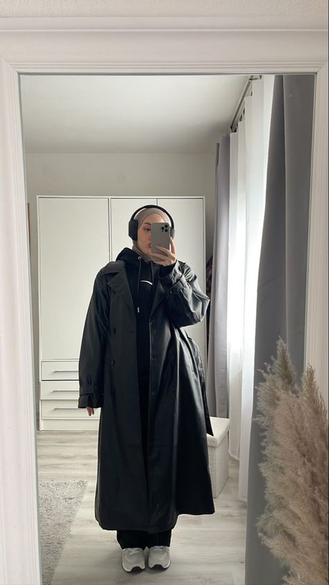 Hijabi Winter Outfits, Black Hijab Outfit, Rainy Day Outfit Ideas, Rainy Day Outfits, Modest Winter Outfits, Cozy Rainy Day, Gloomy Weather, Coffee Date Outfits, Black Hijab