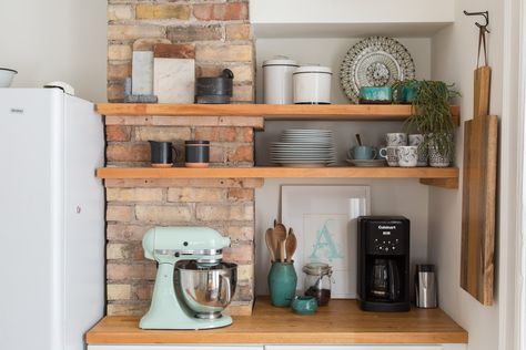 5 of the Most Gorgeous Tiny Kitchens with Open Shelving — Shelf Help Small Kitchen Solutions, Teal Living Rooms, Open Kitchen Shelves, Mid Century Modern Kitchen, Kitchen Solutions, Ideas Hogar, Mid Century Kitchen, Kitchen Shelf, Decor Essentials