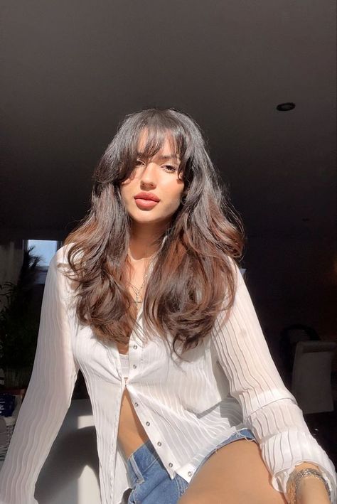 Hair Inspo Brunette, Brunette Fringe, Dark Hair Bangs, Dark Wavy Hair, Street Style Instagram, Outfit Inspo Women, Brunette Hair Cuts, Bangs Wavy Hair, Layered Hair With Bangs