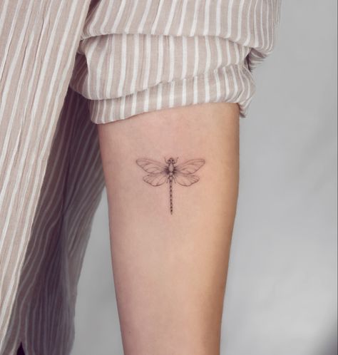 Delicate single needle tattoo dragonfly on girl arm Micro Realism Tattoo, Tattoo Dragonfly, Bff Tats, Big Tattoos, Micro Tattoo, Patchwork Tattoos, Micro Realism, Needle Tattoo, Random Tattoos