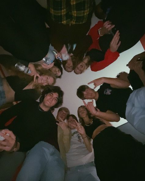 Friends | New Years Eve | .5 | Picture Ideas | 5 Friend Group Pictures, Funny Group Photo Ideas, Funny Friend Group Pictures, Funny Group Photos, New Years Eve Pictures, Hoco Poses, Friends Group Photo, Hoco 2024, Friend Group Pictures