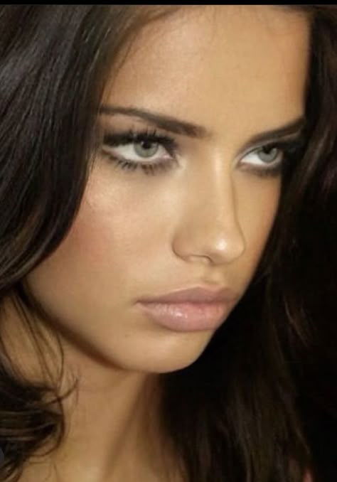 Adriana Lima Makeup, Bombshell Makeup, Adriana Lima Style, Adriana Lima Young, Angel Makeup, Smink Inspiration, Victoria's Secret Angel, Vs Angels, Model Aesthetic