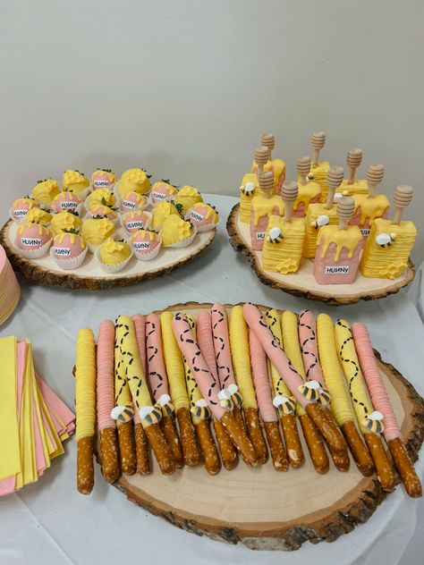 Winnie The Pooh Themes Food, Baby Shower Themes Girl Winnie The Pooh, Winnie The Pooh Sweet Table, Pooh Themed Food, Winnie The Pooh Baby Shower Treats, Winnie The Pooh Desserts, Winnie The Pooh Themed Food, Winnie The Pooh Cupcakes, Shower Foods