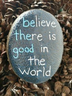 Easy Rock Painting Ideas, Easy Rock Painting, Rock Quotes, Inspirational Rocks, Good In The World, Art Pierre, Rock Painting Ideas, Painted Rocks Craft, Painted Rocks Diy