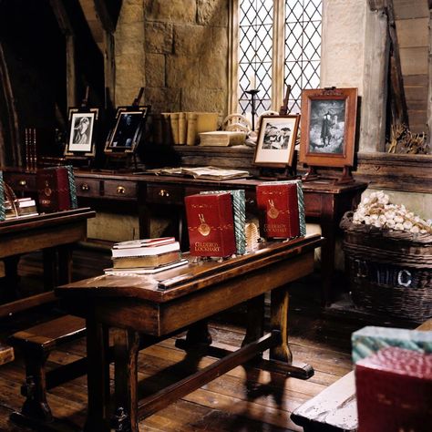 Professor Lockhart's Defence Against the Dark Arts Classroom, Chamber of Secrets Hogwarts Interior, Gryffindor Aesthetic, Harry Potter Set, Hogwarts Aesthetic, Harry Potter Houses, Chamber Of Secrets, Hogwarts School, Harry Potter Aesthetic, Secret Rooms