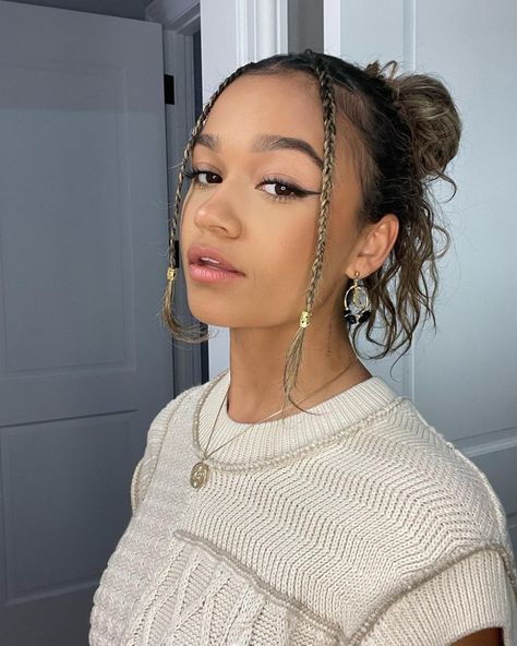 glam
celebrity
fancy
actress
beautiful Kiara Outer Banks Style, Outer Banks Style, Madison Bailey, Peinados Recogidos, Curly Hair Styles Easy, Hairdos For Curly Hair, Casual Hairstyles, Body On, Fenty Beauty