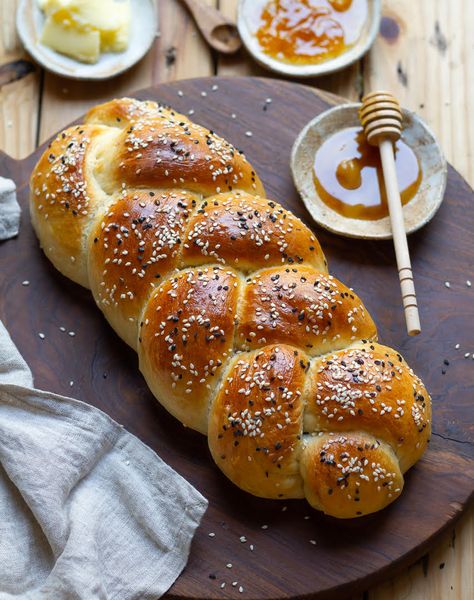 Easy Challah Bread - How To Make Challah Bread Cake Aesthetic Design, Cake Pictures Aesthetic, Easy Challah Bread Recipe, Challa Bread, Easy Challah, Challah Bread Recipe, Jewish Bread, Challah Bread Recipes, Pesto Bread