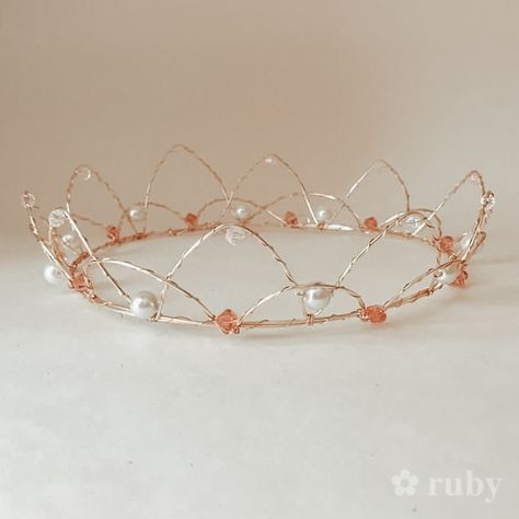 Metal Crown Diy, Fairy Crown Tutorial, How To Make A Wire Crown, Diy Wire Tiara, Wire Crown Diy, Wire Crown Tutorial, Homemade Tiara, Diy Tiaras And Crowns, Diy Wire Crown