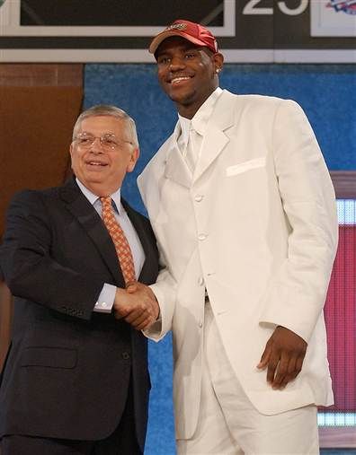 Lebron meets Commissioner David Stern Lebron James Draft, Boston Celtics Players, King Lebron James, King Lebron, Nba Draft, Nba Playoffs, Nba Teams, Nba Finals, Nba Players