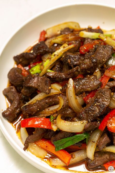 Chinese Beef Recipes, Steak Stirfry Recipes, Wok Recipes, Beef Stir Fry Recipes, Plats Healthy, Chinese Cooking Wine, Fried Beef, Easy Chinese Recipes, Beef Stir Fry