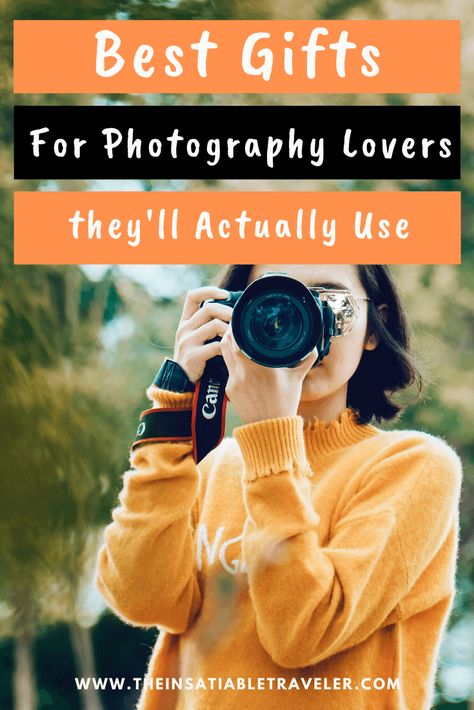 Great Gifts for photography lovers. Gadgets, Bags, Inspiration and stocking stuffers they'll love. All items I use and love.     #photographygift #photographygiftideas #photographygiftsforhim #photographygiftforher #photographyloversgifts Gifts For Photography Lovers, Gift Guide Photography, Photography Gifts Ideas, Gift Ideas For Photographers, Gift For Photographer, Bags Inspiration, Travel Themed Gifts, Photo Lessons, Travel Apps