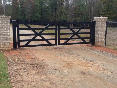 Steel Driveway Gate Ideas, Metal Gate Ideas Driveways, Gate Pillars Driveway Entrance, Gate Posts Ideas Driveways, Diy Gate Entrance Ideas, Gate At End Of Driveway, Entrance To Driveway Ideas, Cow Gate Ideas, Metal Farm Gates Entrance Driveways