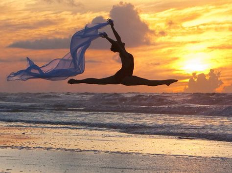 Dancer Photography, Dance Photography Poses, Gymnastics Poses, Love Warriors, Sunrise Photos, Dance Like No One Is Watching, Ballet Photography, Ballet Beautiful, Dance Photos